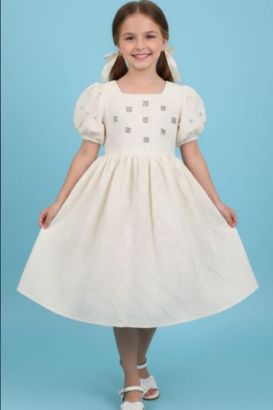 صورة فستان بيج نفاش كلاسيكي ولؤلؤ على الصدر